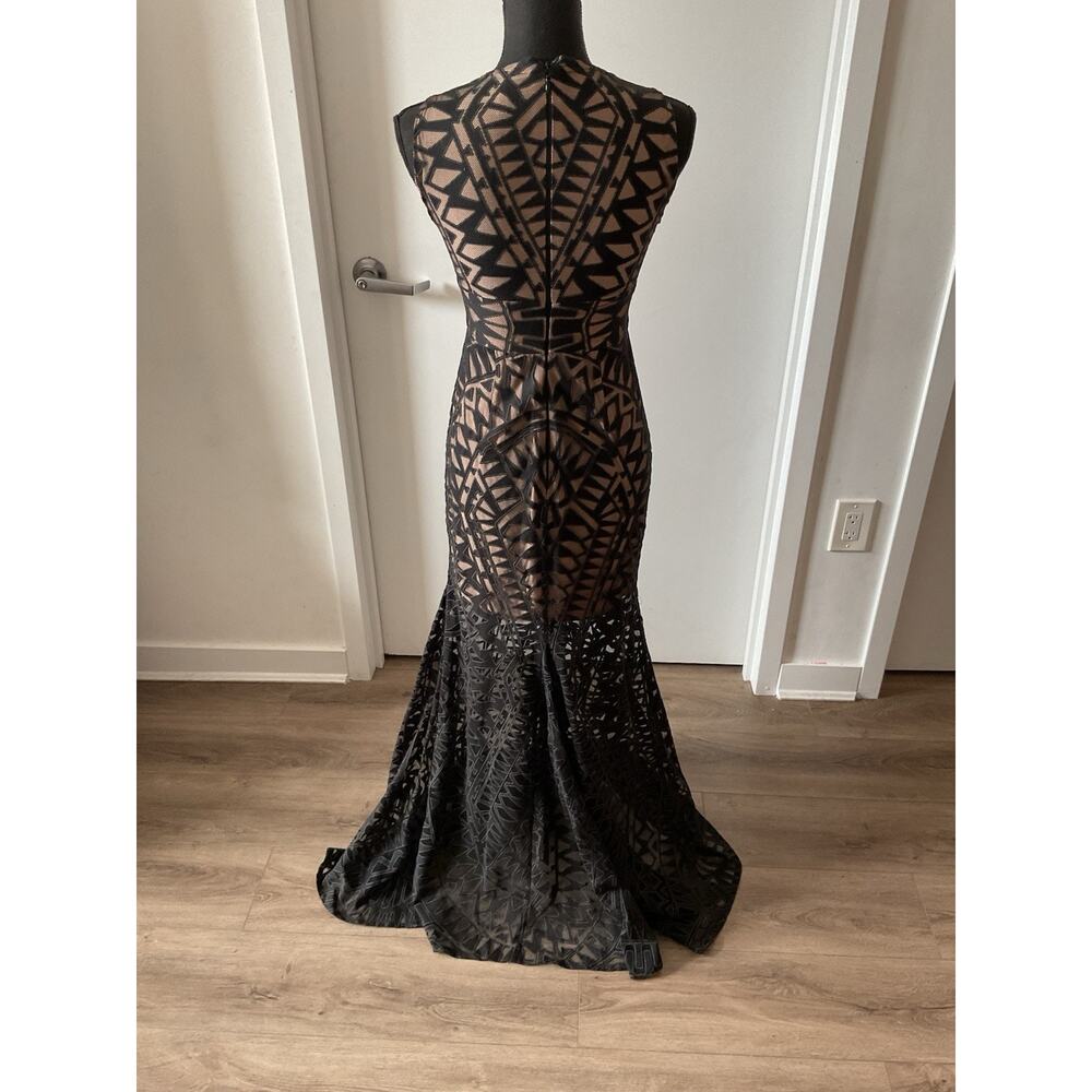 BCBGMAXAZRIA Black Geometric Mesh Maxi Dress V-Neck Sleeveless Lined Zip Sz 0 - Picture 5 of 6